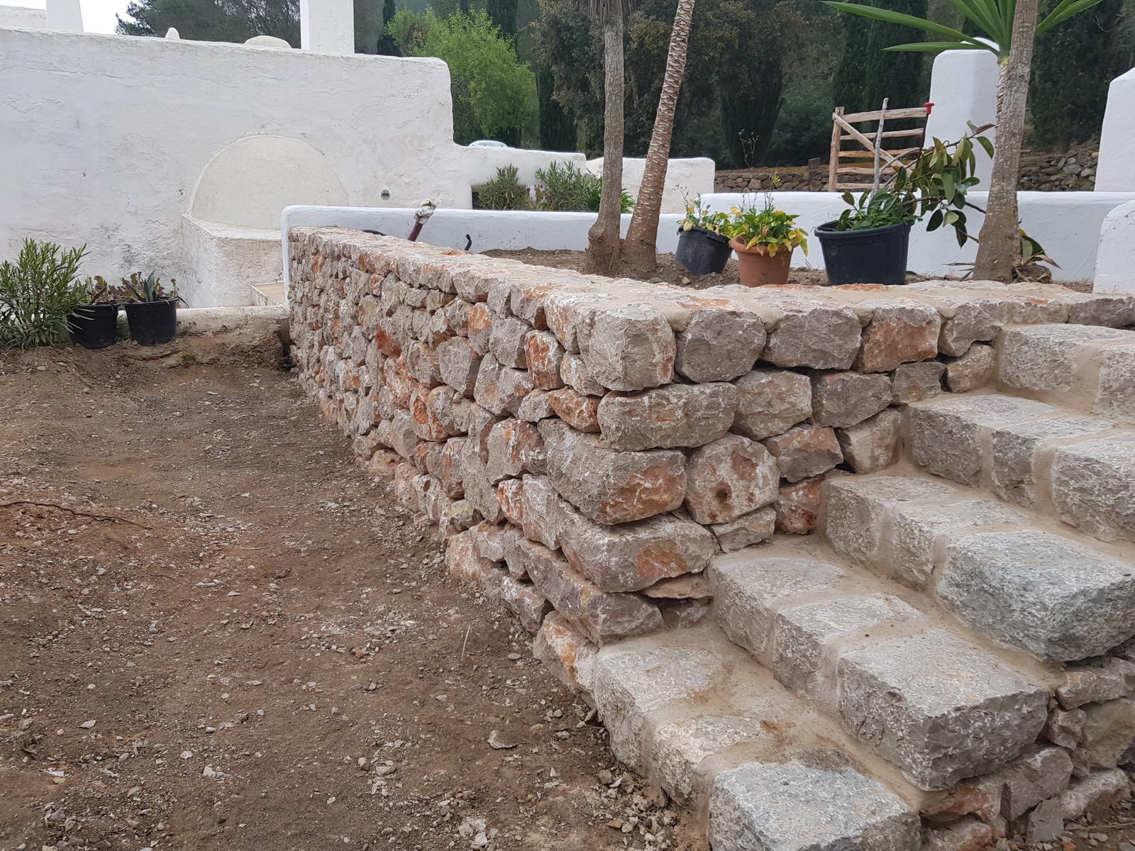 Jardín de casa payesa restaurada en San José