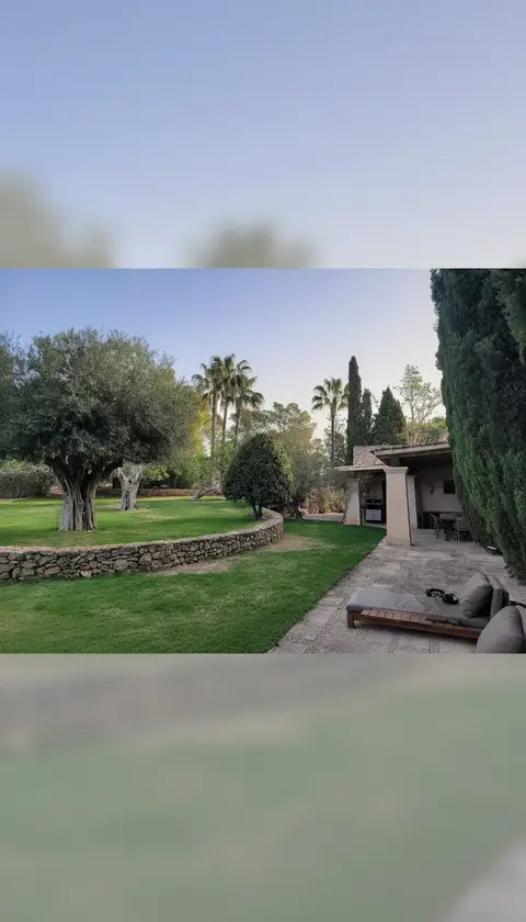 Jardín mediterráneo en una villa de Ibiza